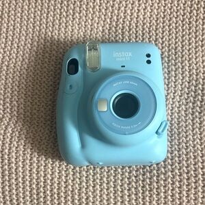 Instax Mini 11 Camera in Soft Blue